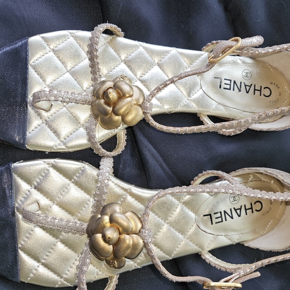 Chanel Camellia Thong Sandals Size 11 - Picture 5 of 11
